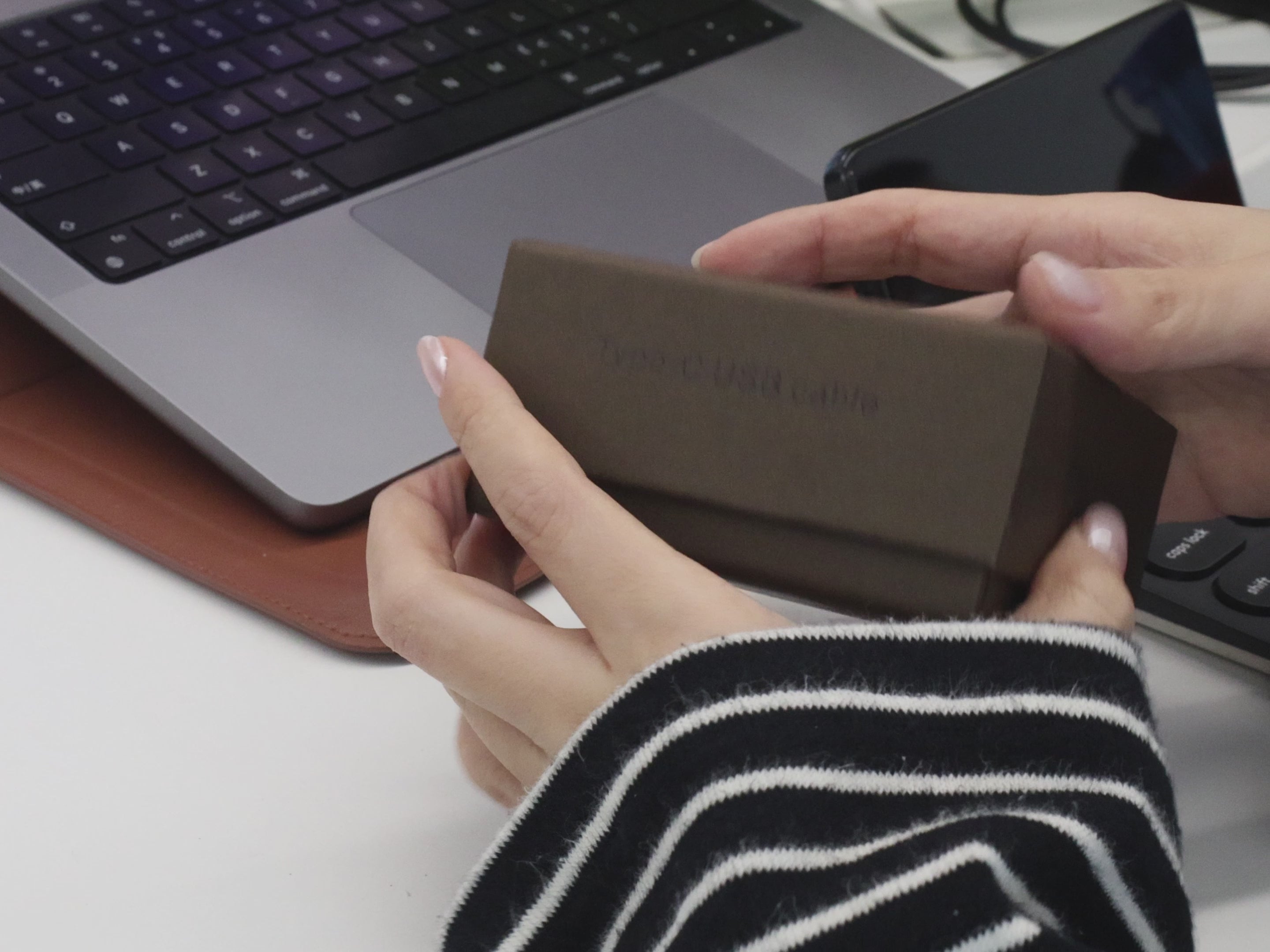 Load video: Eeeza Kangaroo Motion Charging Cable